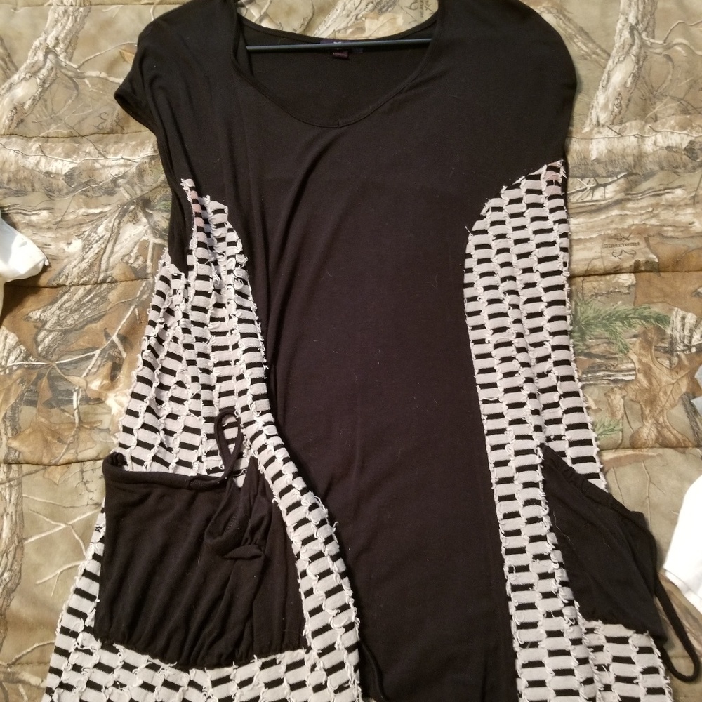 Long t shirt short sleeve with pockets.